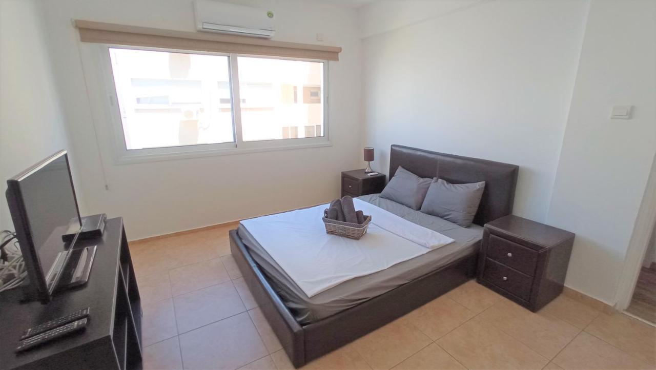 5 Min To The Beach Holiday Shared Apartment Incl Netflix - Private Room In 3 Bdr Apt Larnaca Exterior foto