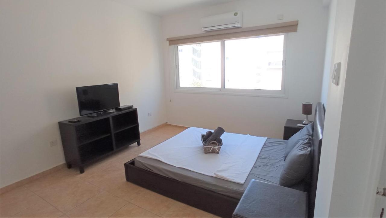 5 Min To The Beach Holiday Shared Apartment Incl Netflix - Private Room In 3 Bdr Apt Larnaca Exterior foto