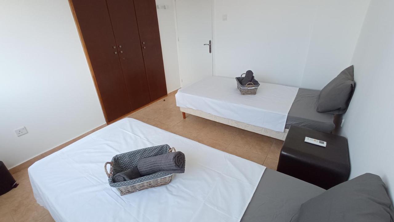 5 Min To The Beach Holiday Shared Apartment Incl Netflix - Private Room In 3 Bdr Apt Larnaca Exterior foto